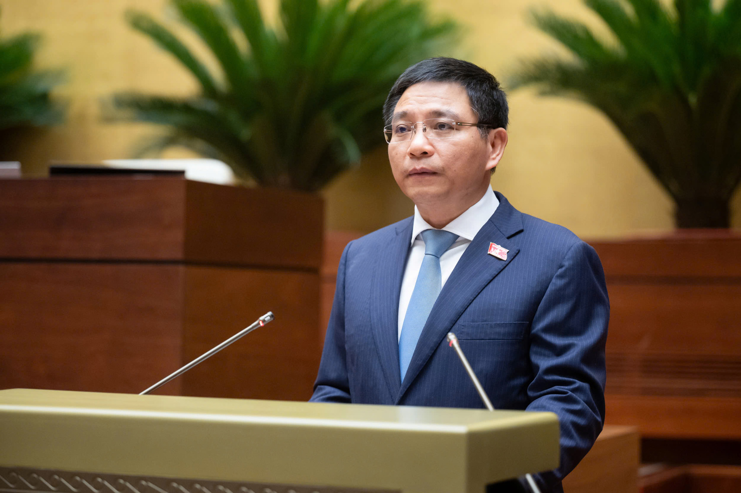 Bộ trưởng Bộ Tài chính Nguyễn Văn Thắng trình bày tờ trình dự thảo Nghị quyết tại phiên họp.