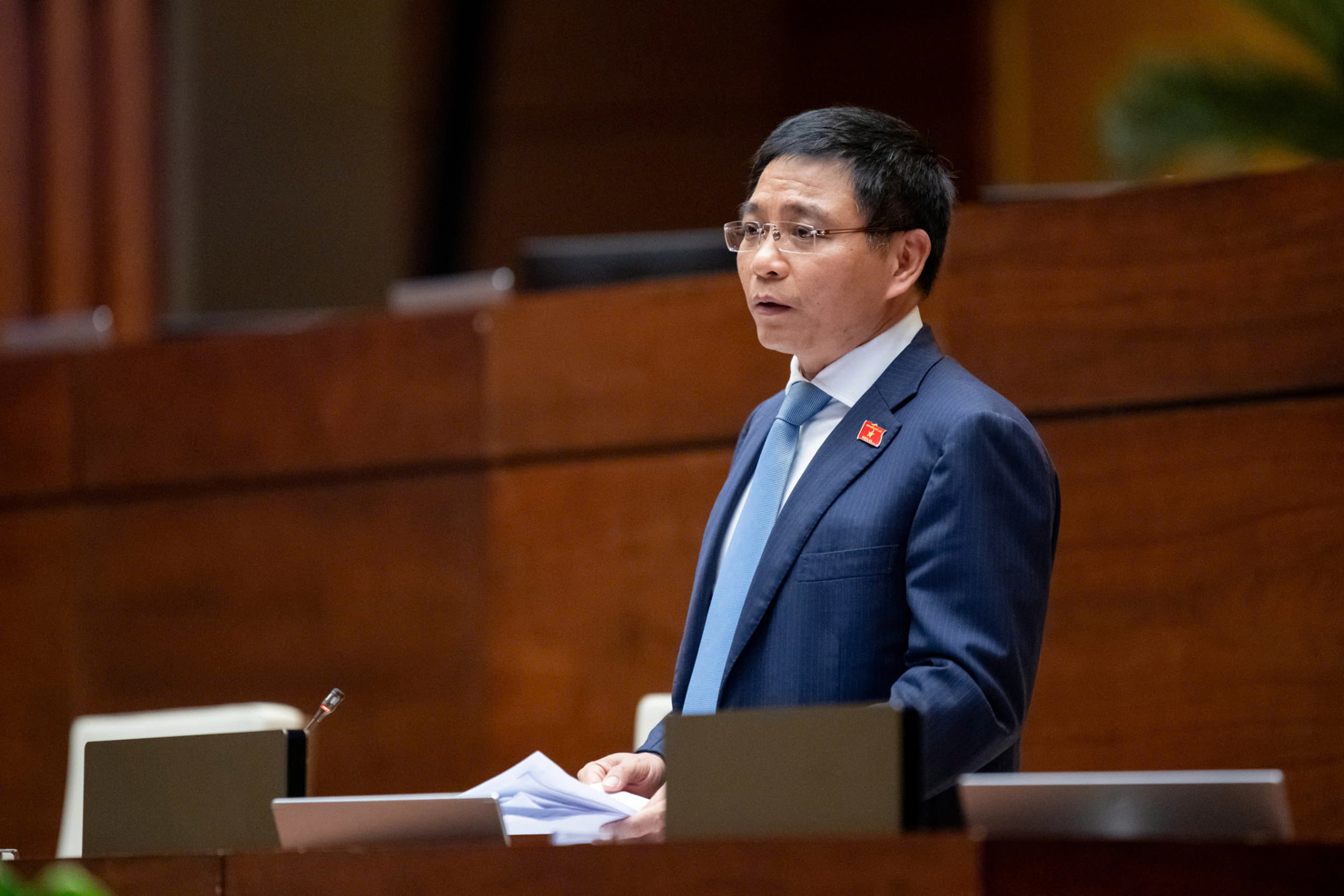 Bộ trưởng Bộ Tài chính Nguyễn Văn Thắng làm rõ ý kiến đại biểu nêu tại hội trường Quốc hội sáng 13/5.
