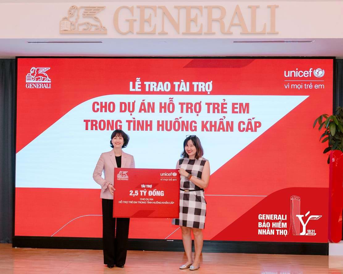 Đại diện Generali (trái) trao tài trợ 2,5 tỷ đồng cho dự án “Bảo vệ trẻ em trong tình huống khẩn cấp”.