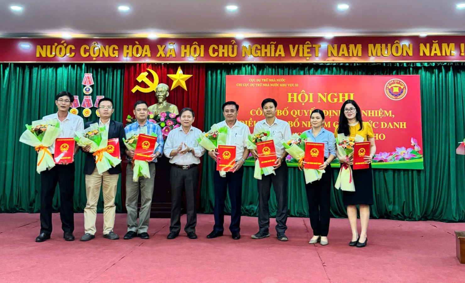 Thừa ủy quyền, lãnh đạo Chi cục Dự trữ Nhà nước Khu vực XI đã trao quyết định và tặng hoa chúc mừng các công chức được bổ nhiệm.