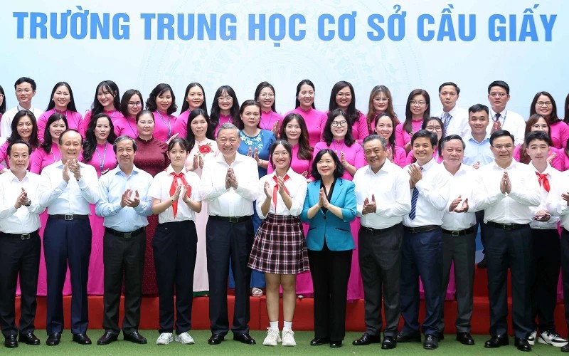 Tổng Bí thư Tô Lâm và đại biểu với cán bộ, giáo viên, học sinh Trường THCS Cầu Giấy, quận Cầu Giấy.