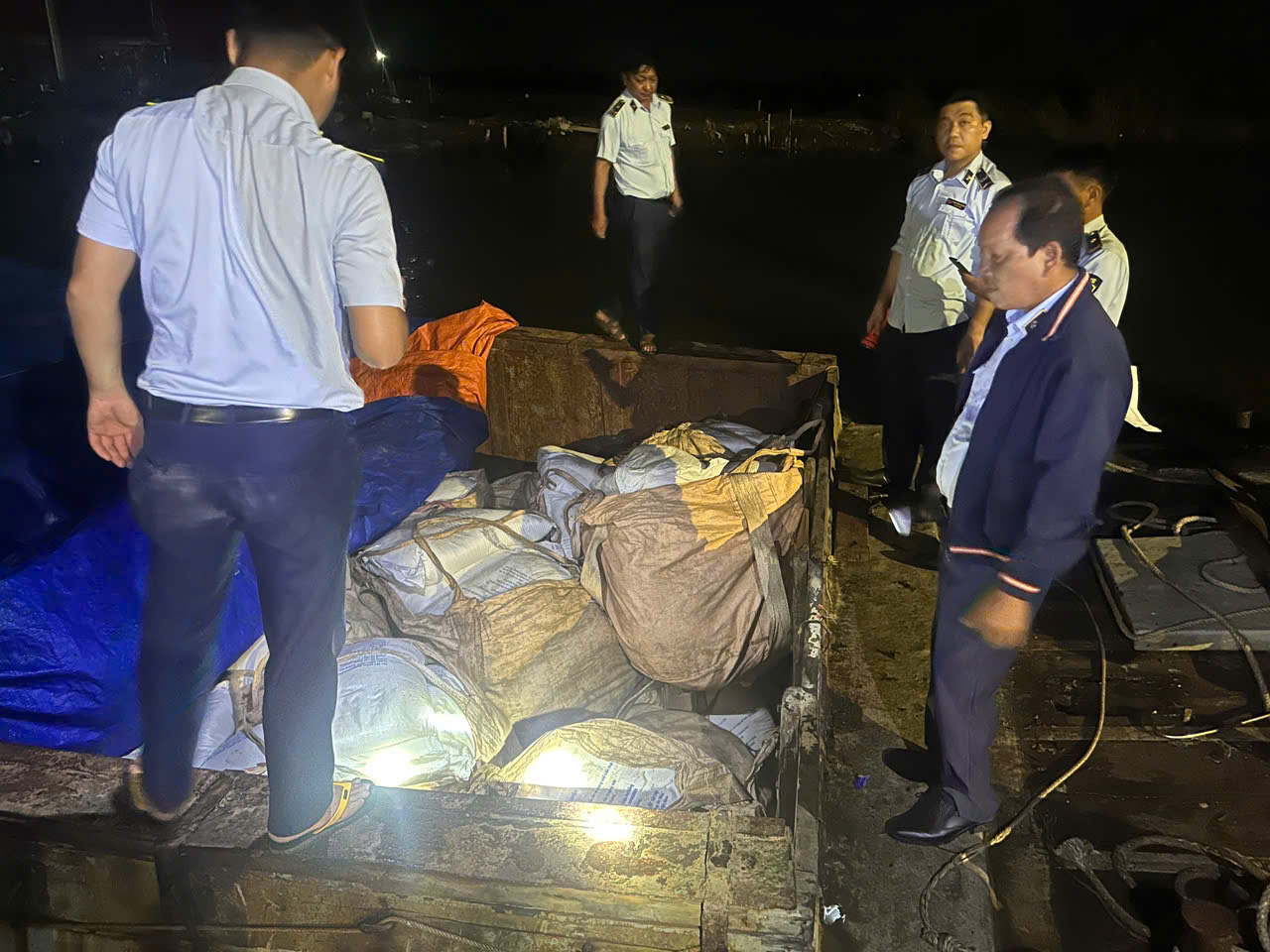 Lực lượng QLTT Kiên Giang kiểm tra phương tiện bongdaso danh sách các trận đấu phạm trong đêm ngày 13/5/2025.