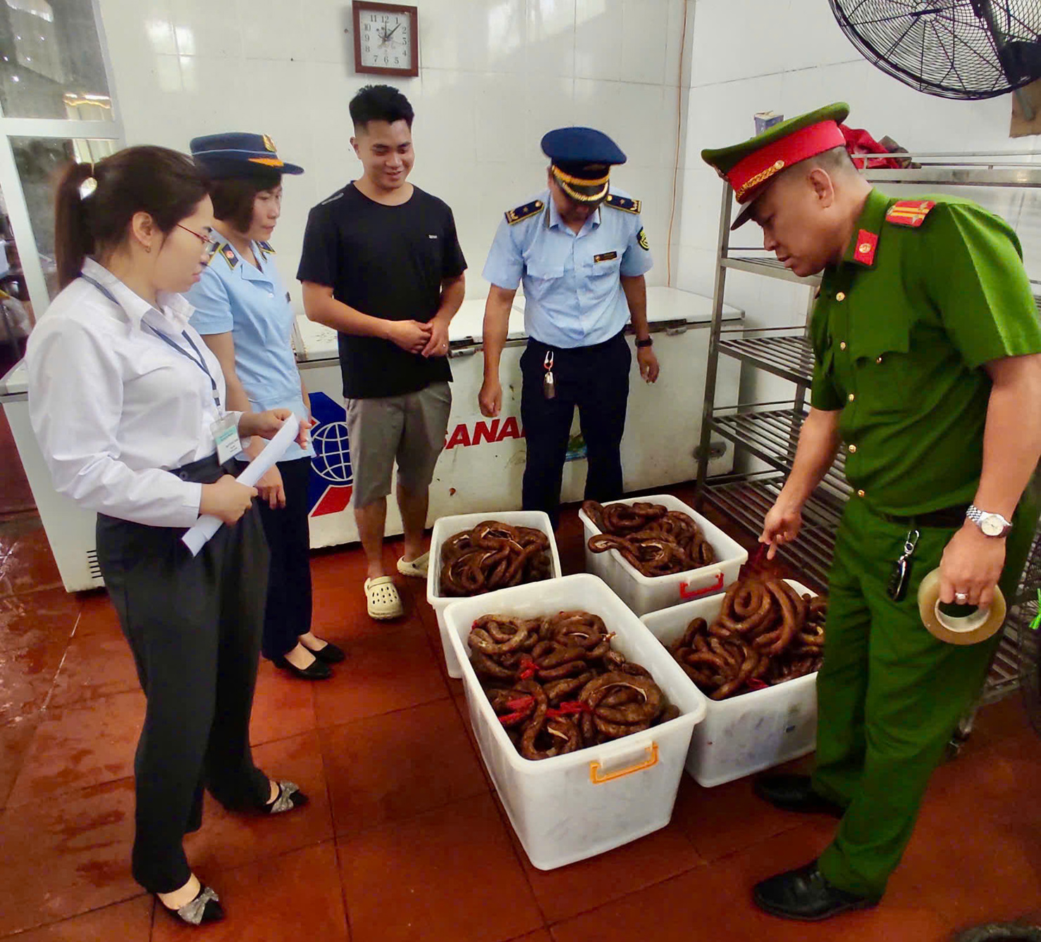 Quảng Ninh: Xử lý 56 vụ vi phạm về an toàn thực phẩm trong tháng cao điểm