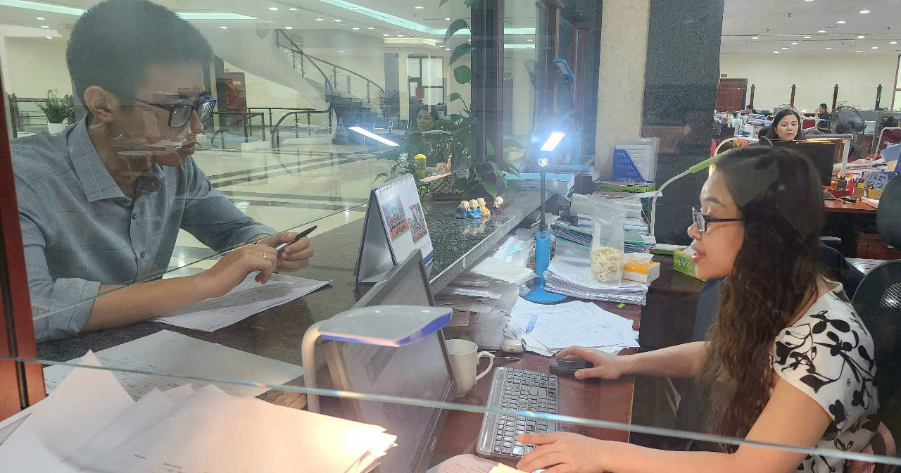 Công chức Ban Giao dịch KBNN giải đáp vướng mắc, hướng dẫn khách giao dịch hoàn thiện hồ sơ