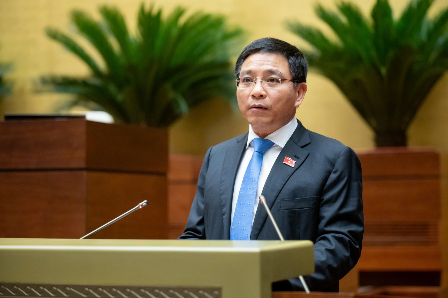 Bộ trưởng Bộ Tài chính Nguyễn Văn Thắng trình bày tờ trình tại phiên họp chiều 14/5.