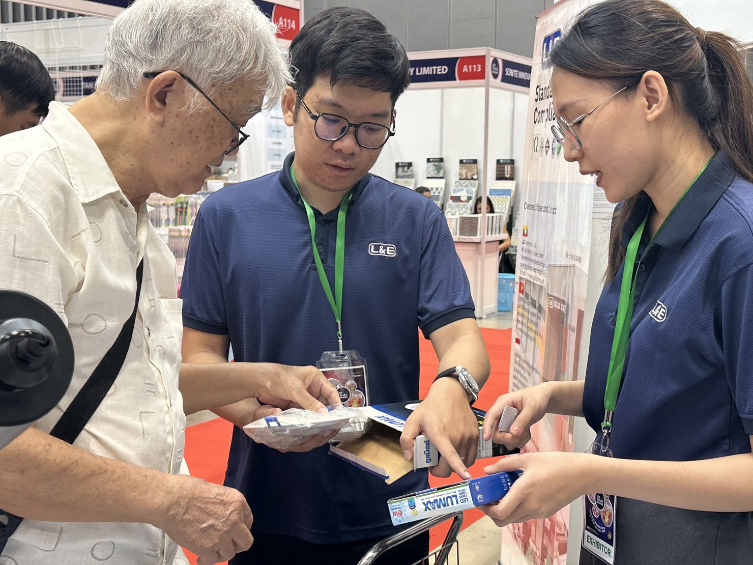 Các doanh nghiệp giới thiệu sản phẩm đến đối tác tại triển lãm. Ảnh: T.H