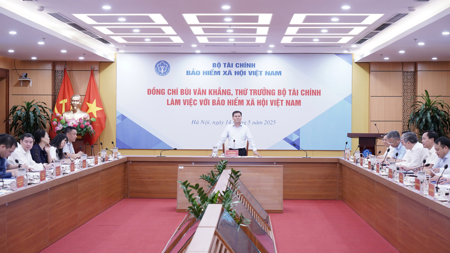 Thứ trưởng Bộ Tài chính Bùi Văn Khắng đánh giá cao các kết quả Bảo hiểm xã hội Việt Nam đã đạt được trong 4 tháng đầu năm 2025.