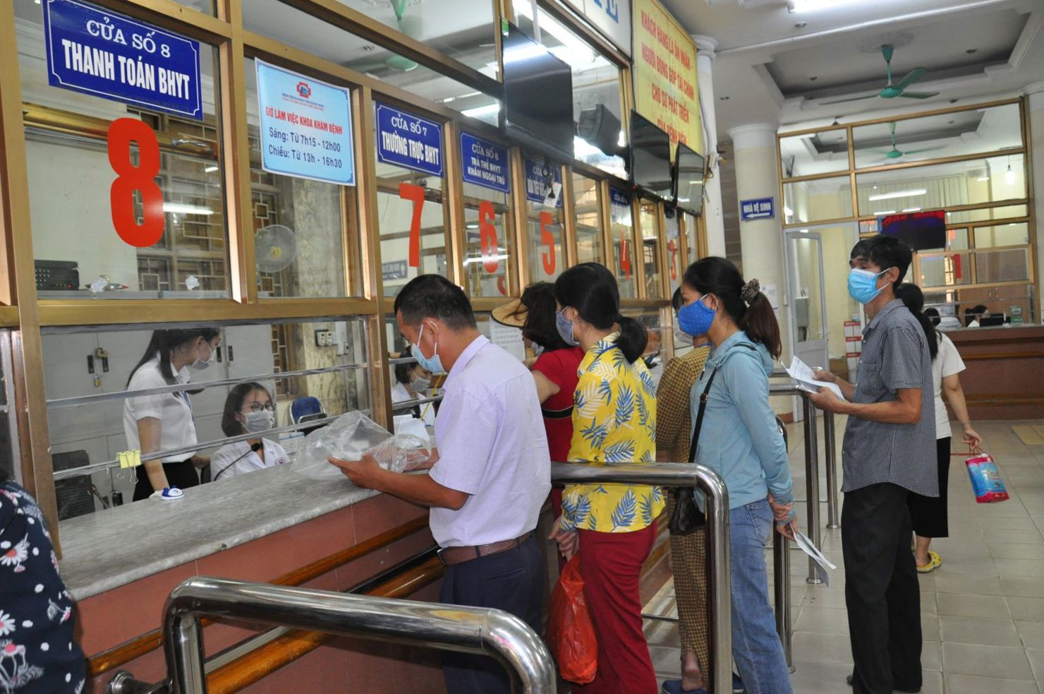 Làm thủ tục KCB BHYT tại Bệnh viện Đa khoa tỉnh Quảng Ninh.