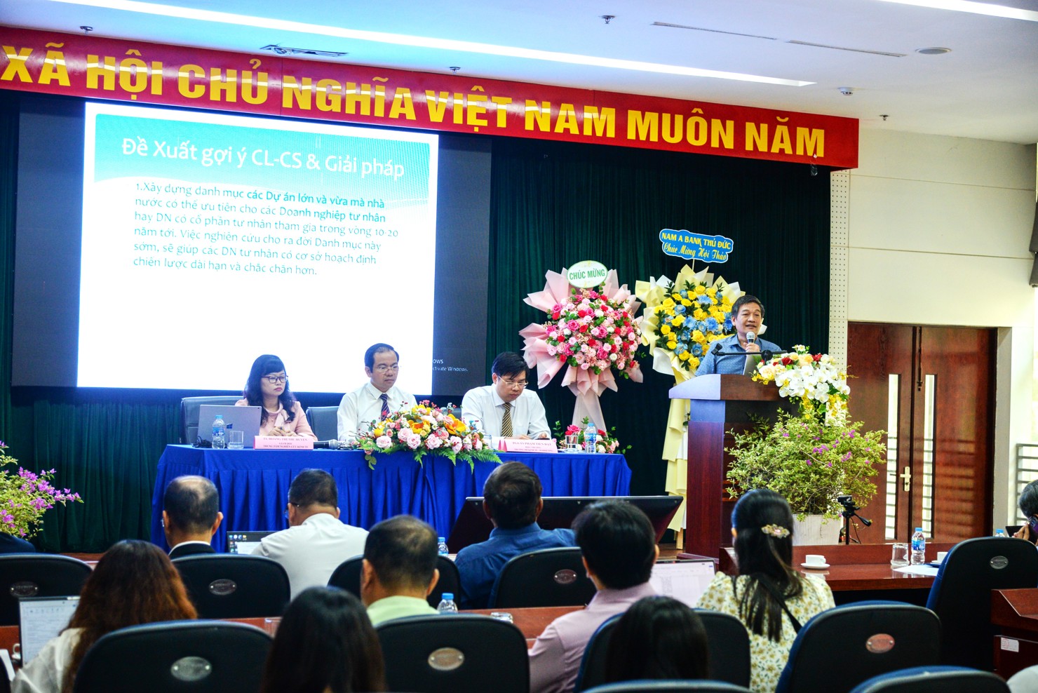 Hội thảo khoa học Giải pháp thực hiện hiệu quả Nghị quyết 68-NQ/TW của Bộ Chính trị về phát triển kinh tế tư nhân trong kỷ nguyên phát triển mới của Việt Nam thu hút đông đảo đại biểu tham dự. Ảnh: UFM