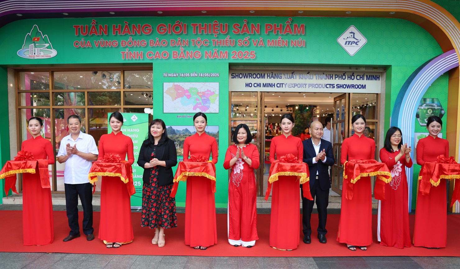 Các đại biểu cắt băng khai mạc chương trình "Tuần hàng giới thiệu sản phẩm của vùng đồng bào dân tộc thiểu số và miền núi tỉnh Cao Bằng tại TP. Hồ Chí Minh năm 2025". Ảnh: Thanh Thủy