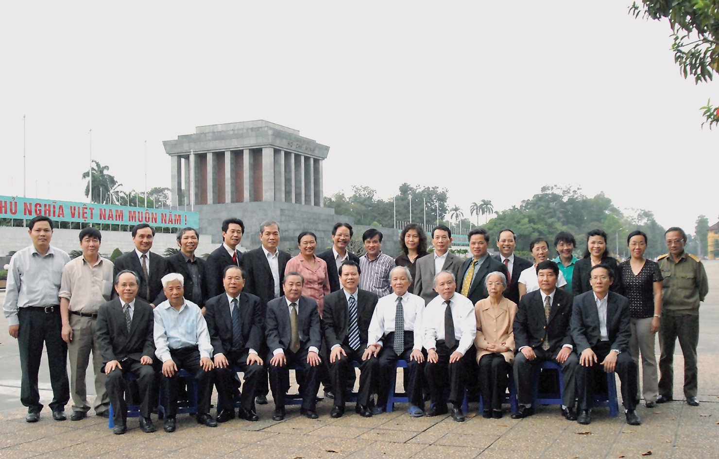 Các thế hệ Lãnh đạo và cán bộ, công chức ngành Tài chính chụp ảnh lưu niệm với gia đình đồng chí Hoàng Anh (năm 2007).