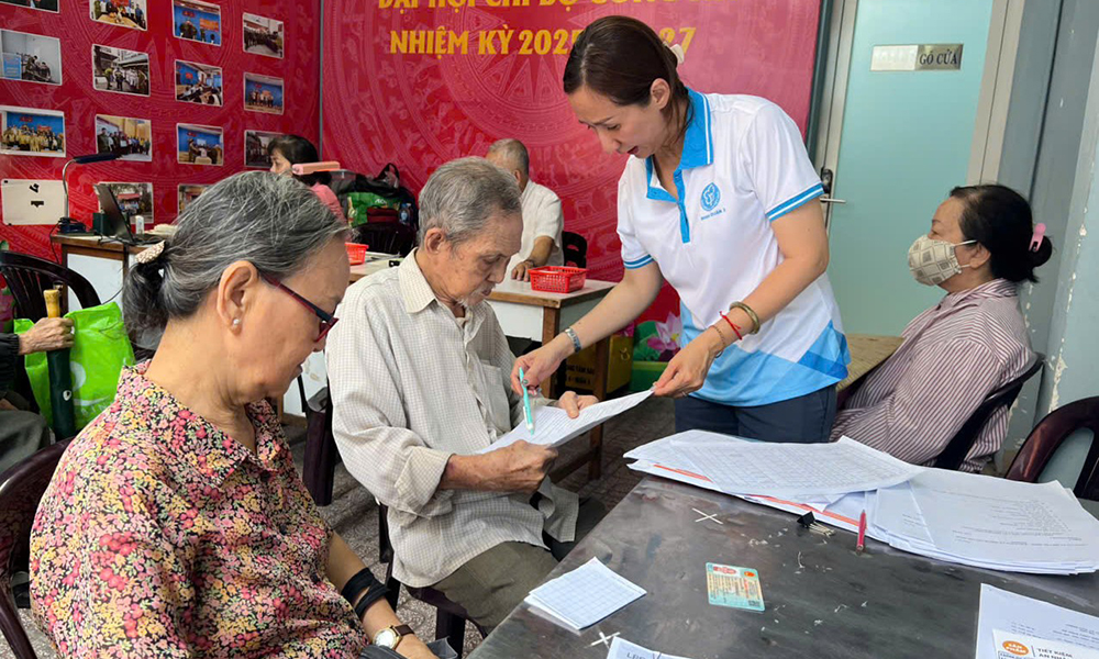 Hướng dẫn người dân đăng ký nhận lương hưu qua tài khoản cá nhân trên địa bàn TP. Hồ Chí Minh.