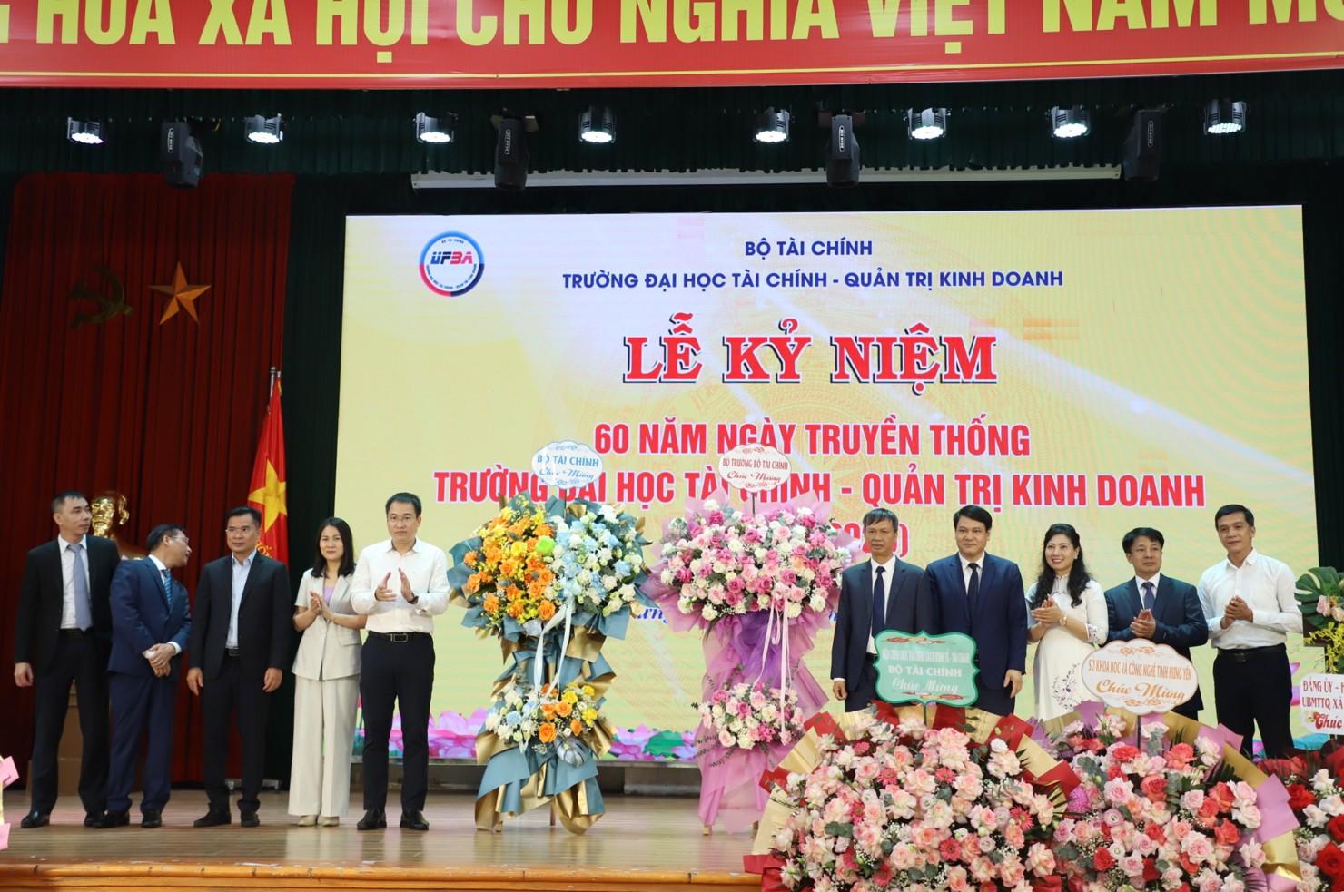 Lãnh đạo Trường Đại học Tài chính - Quản trị bongdaso kèo nhà cái đón nhận lẵng hoa chúc mừng của Bộ trưởng Nguyễn Văn Thắng.