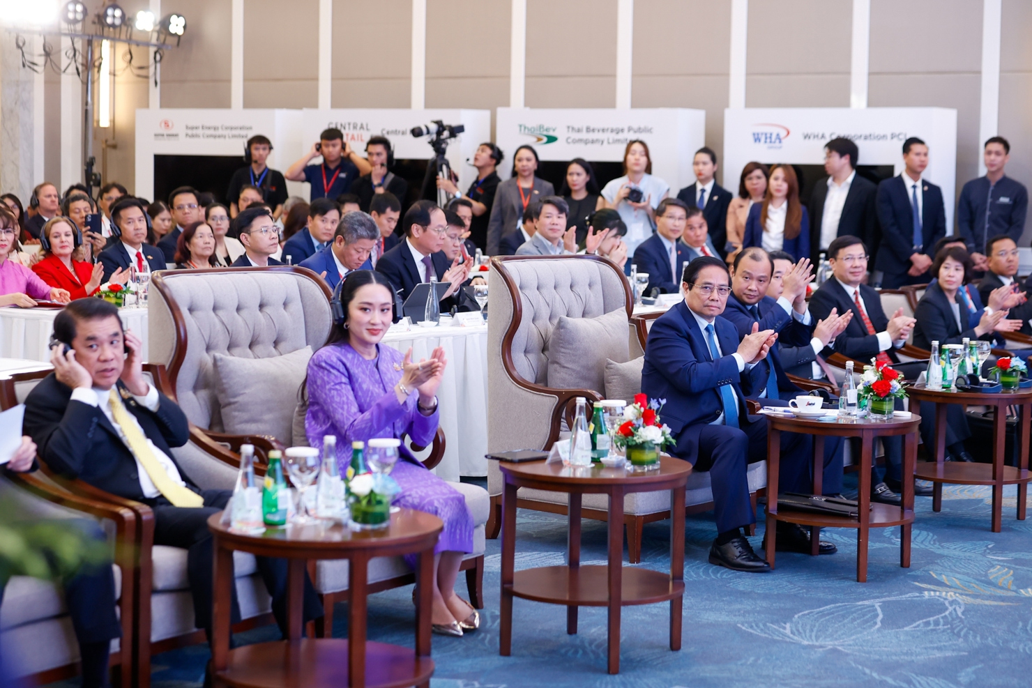 Thủ tướng Phạm Minh Chính và Thủ tướng Thái Lan Paetongtarn Shinawatra đồng chủ trì Diễn đàn Doanh nghiệp Việt bongdaso - tin bóng đá mới nhất - Thái Lan. Ảnh: VGP