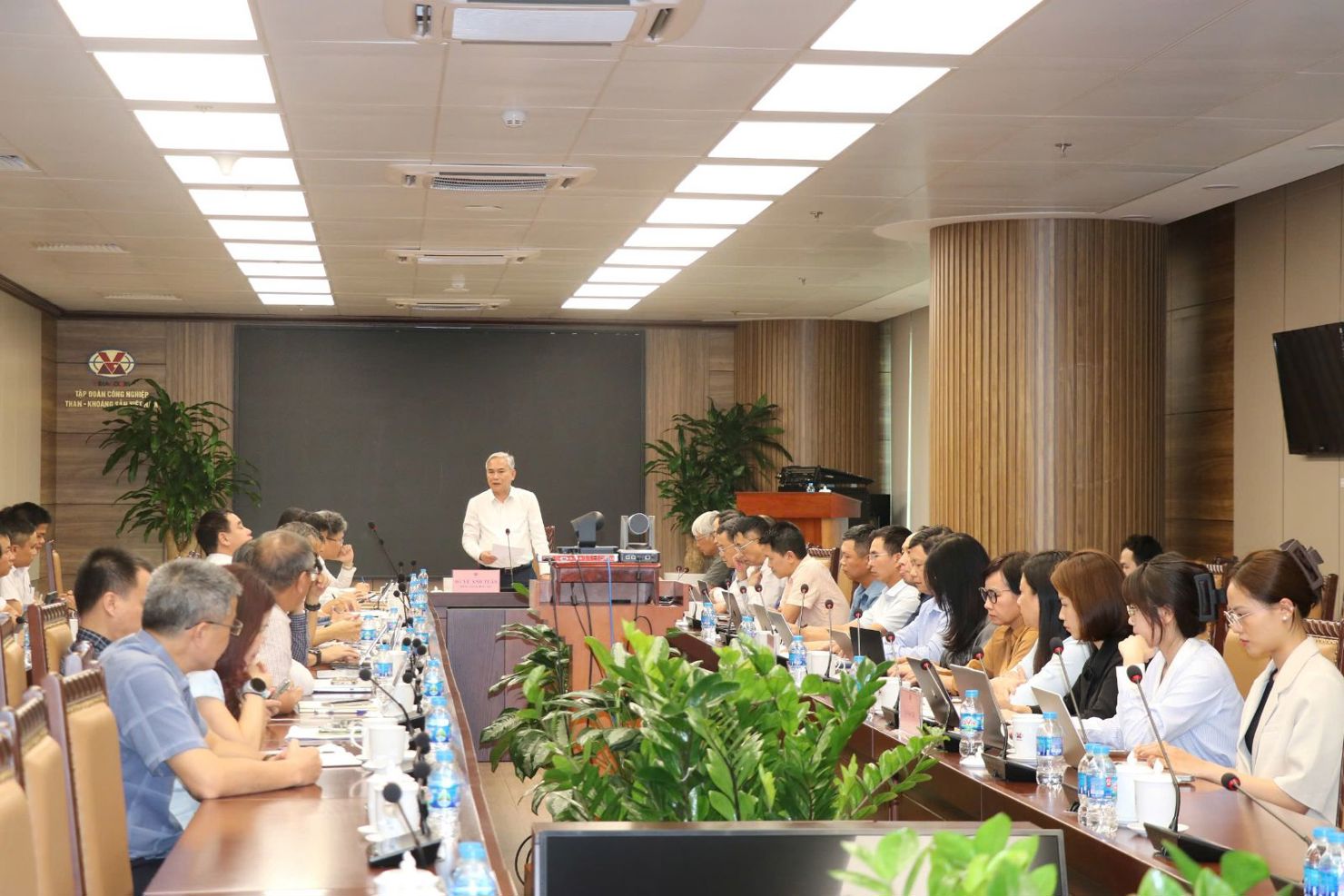 Tổng Giám đốc Tập đoàn Vũ Anh Tuấn chủ trì cuộc họp về công tác tiêu thụ các sản phẩm khoáng sản của TKV