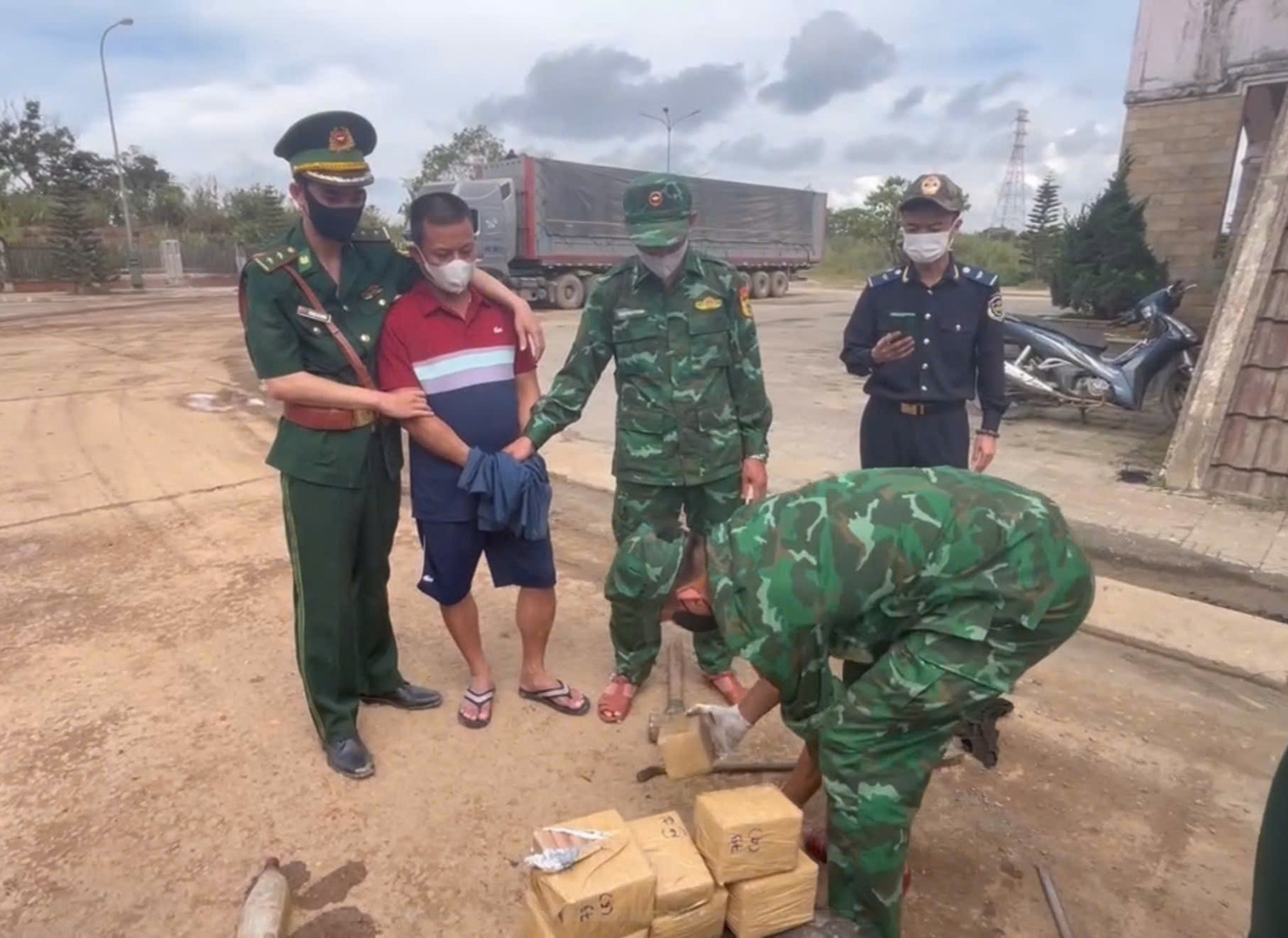 Hải quan và Biên phòng Quảng Nam bắt đối tượng vận bongdaso com 38 bánh ma túy.