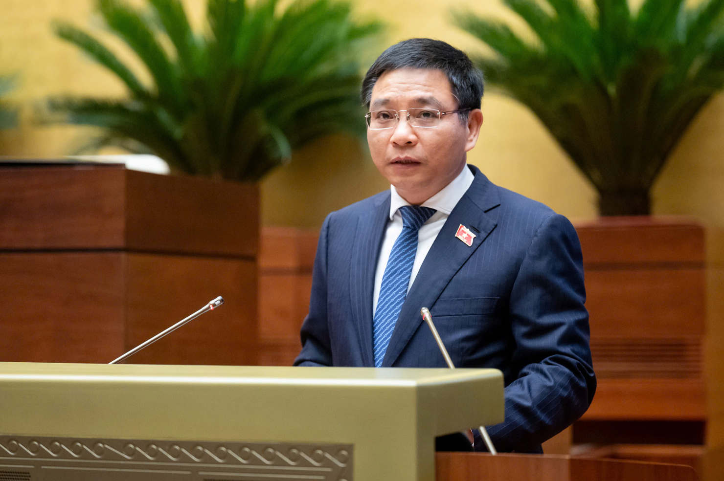 Bộ trưởng Bộ Tài chính Nguyễn Văn Thắng trình bày Tờ trình dự thảo Luật sửa 7 luật.