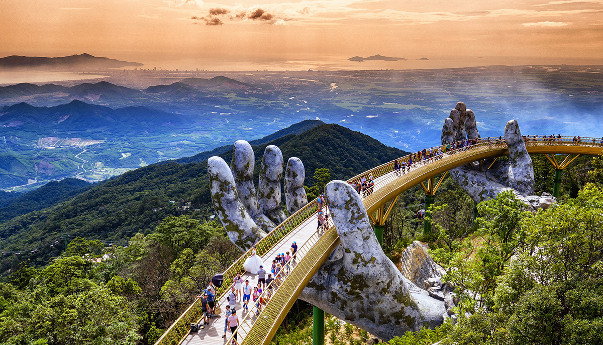 Cầu Vàng - Bà Nà Hill là điểm đến hút khách tại TP. Đà Nẵng.