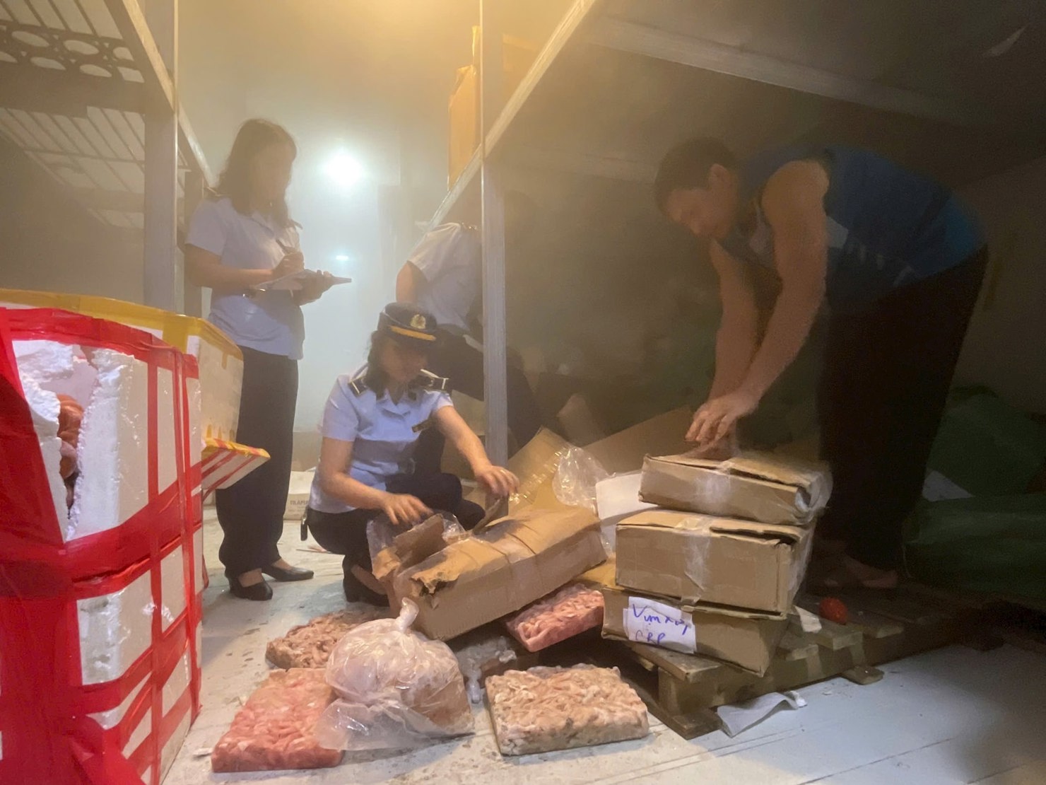Lực lượng QLTT kiểm tra số bongdaso kèo nhà cái hóa vi phạm ngày 15/5/2025.