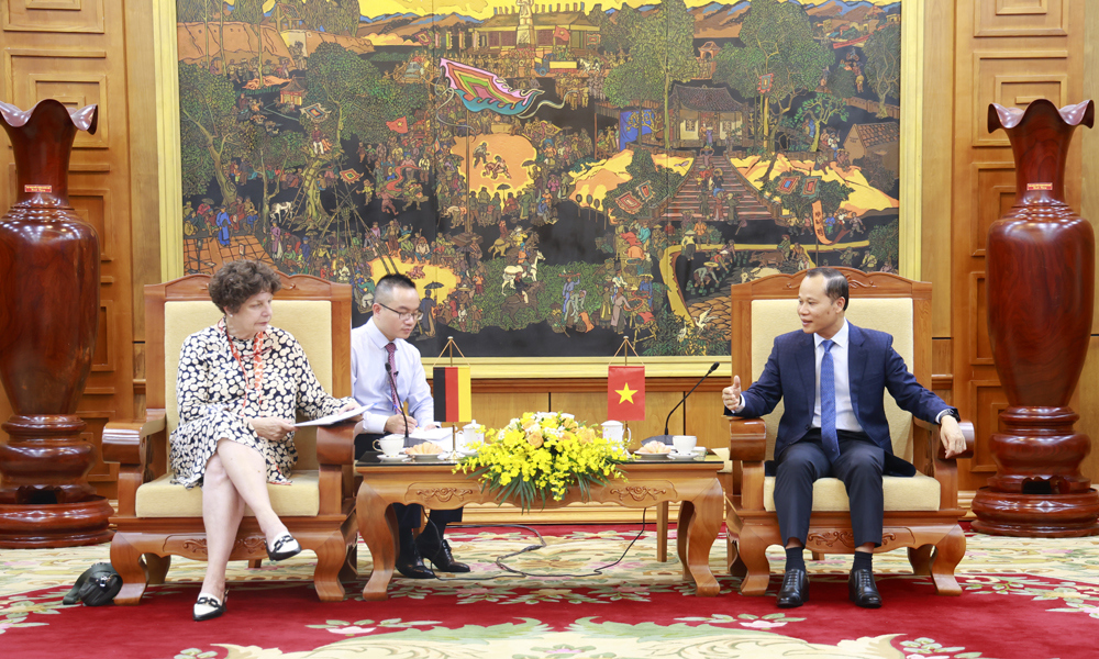Ông Mai Sơn - Phó Chủ tịch Thường trực UBND tỉnh Bắc Giang trao đổi cùng bà Helga Margarete Barth - Đại sứ Cộng hòa Liên bang Đức tại Việt Nam.