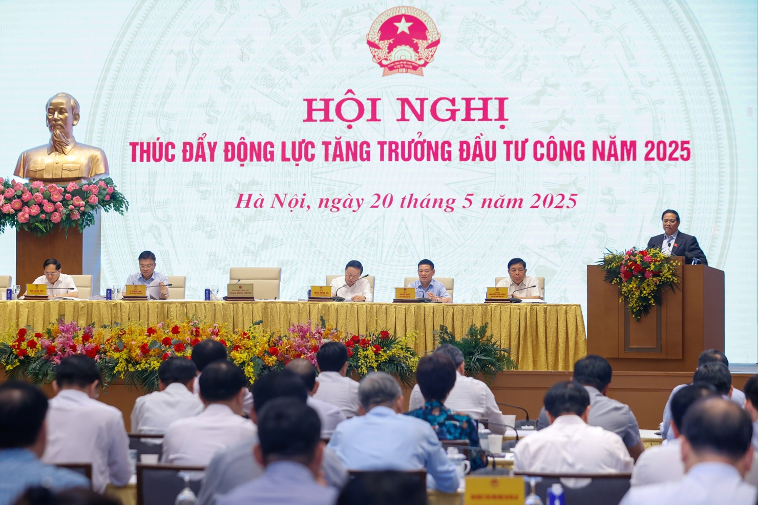 Thủ tướng chủ trì hội nghị thúc đẩy động lực tăng trưởng đầu tư công năm 2025. Ảnh: VGP