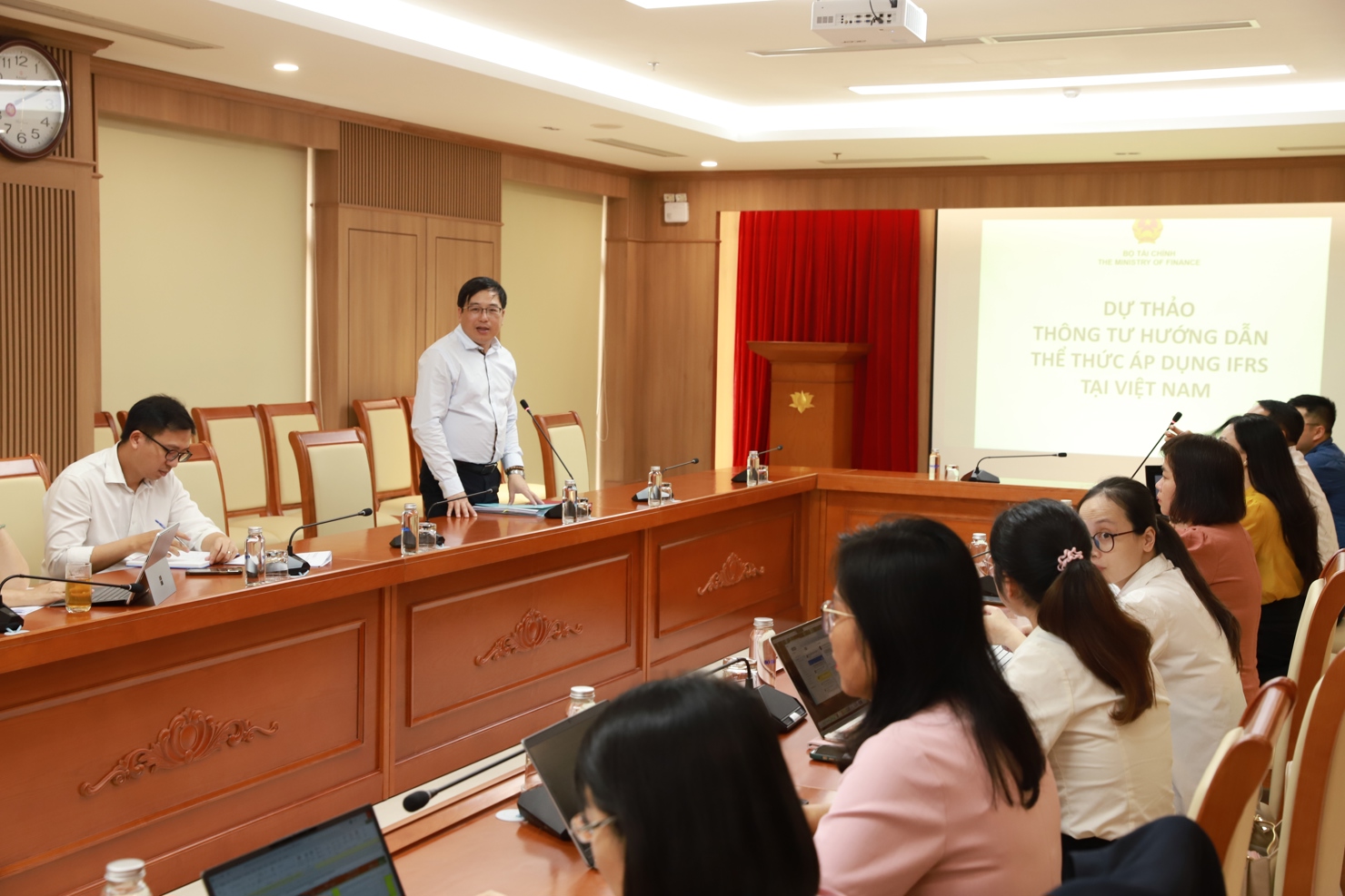 Ông Đặng Quyết Tiến - Cục trưởng Cục Quản lý giám sát kế toán, kiểm toán phát biểu tại buổi họp.