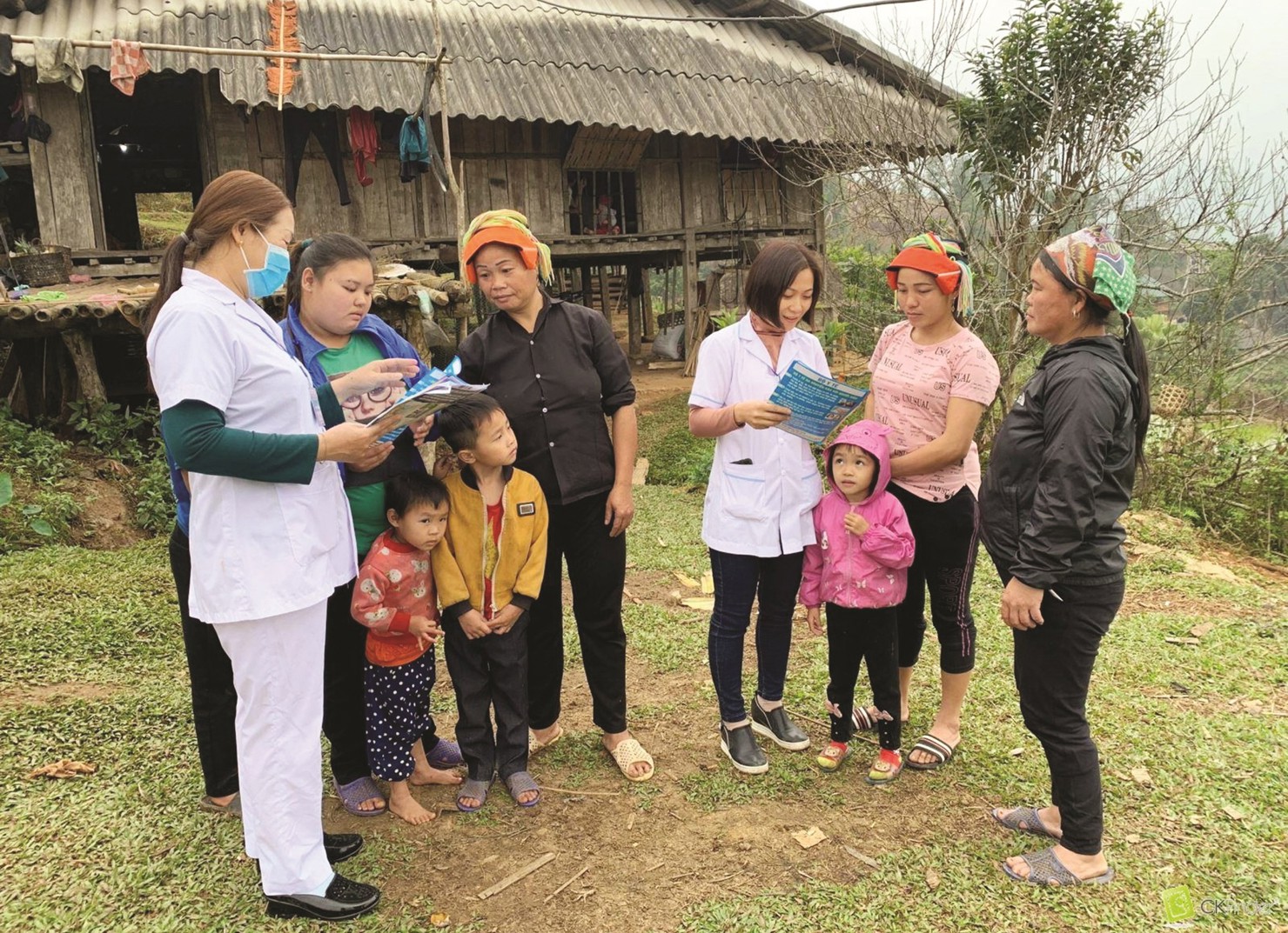 Cán bộ y tế hướng dẫn cách phòng bệnh cho đồng bào vùng dân tộc.