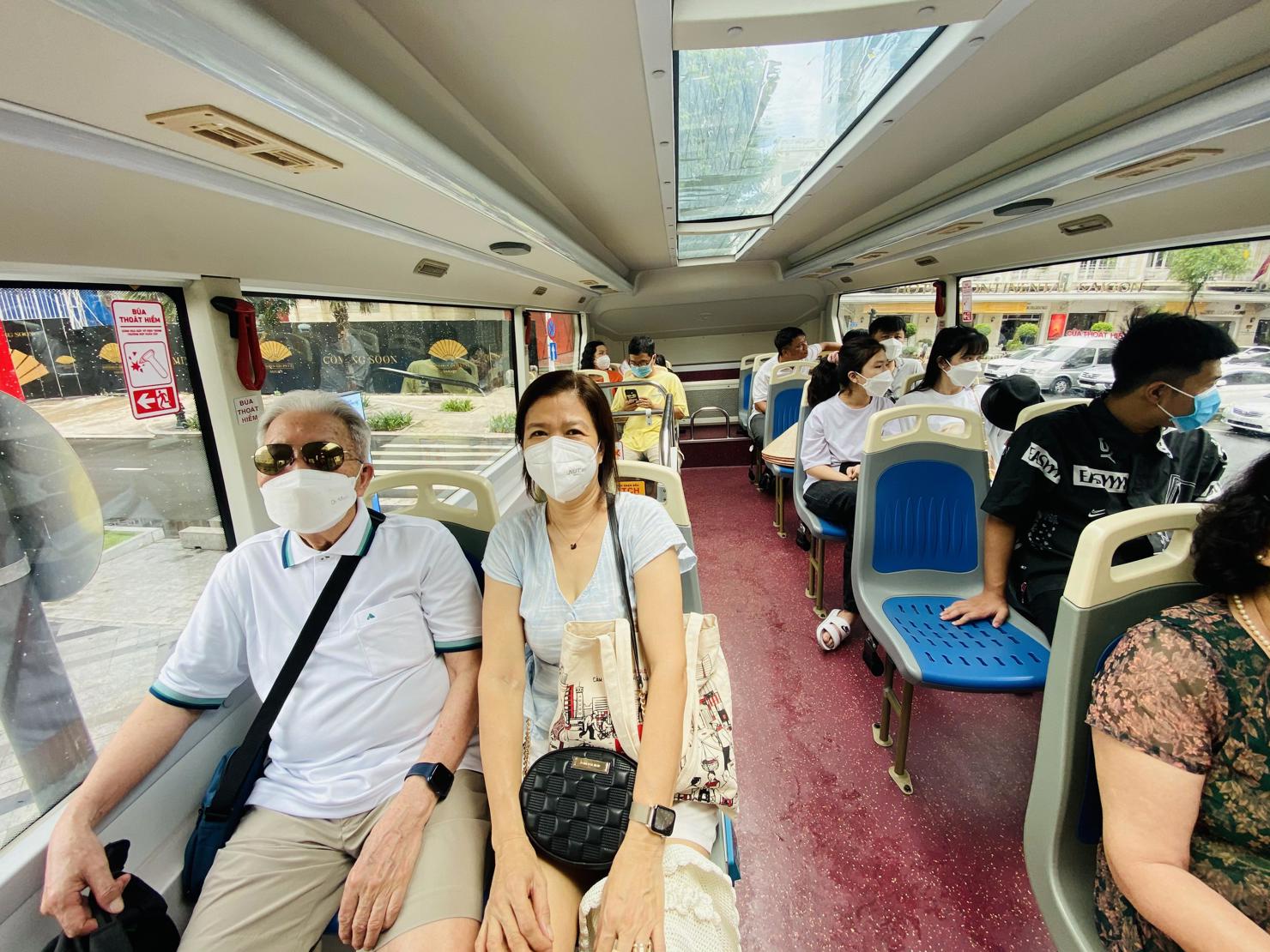 Người dân đeo khẩu trang khi tới nơi công cộng. Ảnh: Thanh Thủy