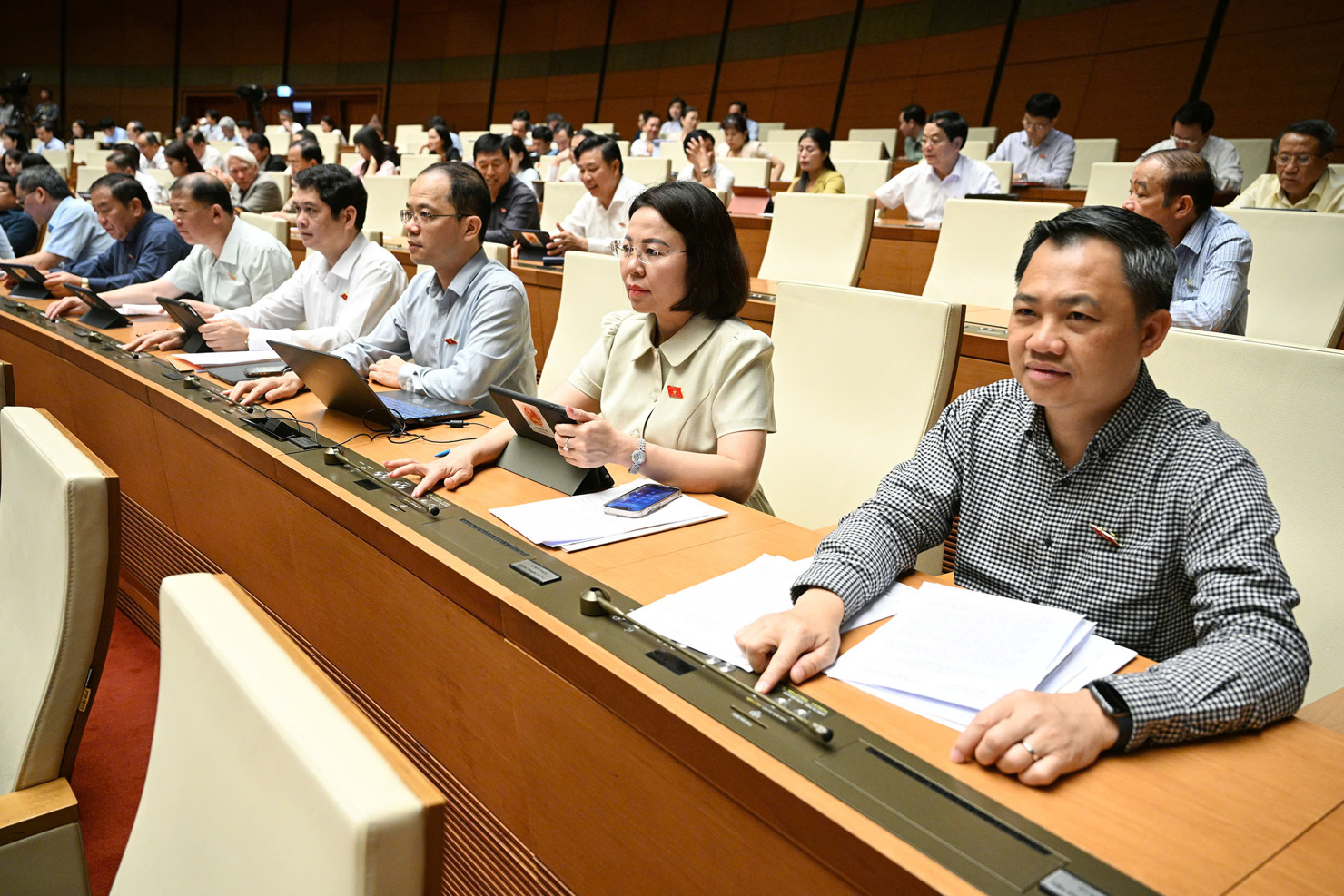 Các Đại biểu Quốc hội bấm nút biểu quyết thông qua Nghị quyết.