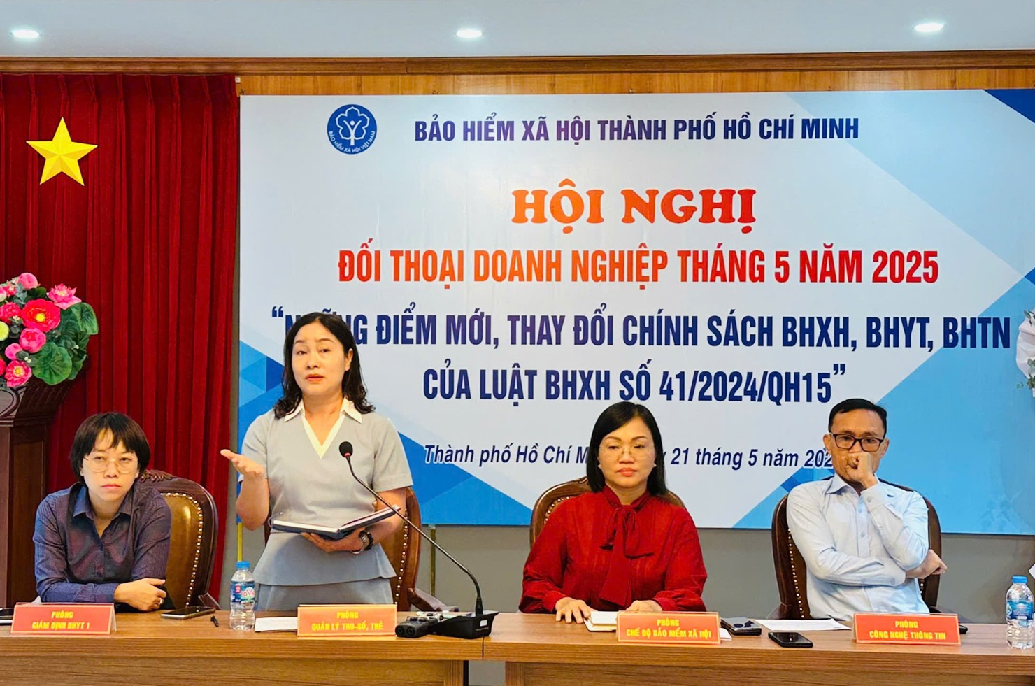 Đại diện các Phòng của BHXH TP. Hồ Chí Minh giải đáp các câu hỏi, vướng mắc của doanh nghiệp