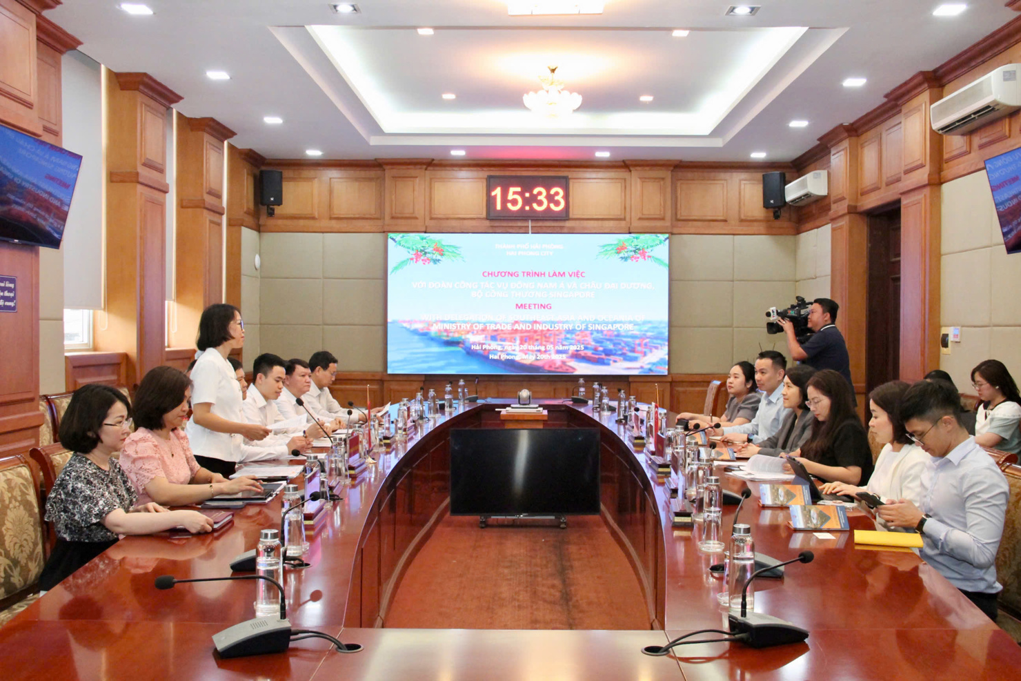 Lãnh đạo UBND TP. Hải Phòng trao đổi với Đoàn công tác Vụ Đông Nam Á và Châu Đại Dương, Bộ Công Thương Singapore.