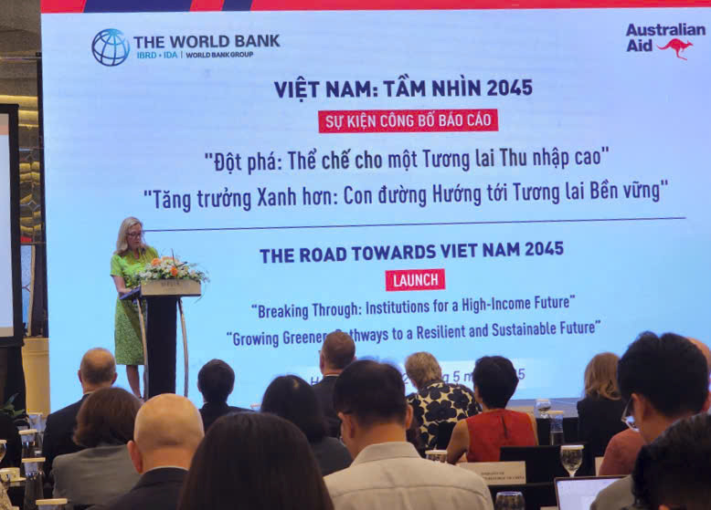 Bà Mariam J. Sherman, Giám đốc WB tại Việt Nam, Campuchia và CHDCND Lào phát biểu tại buổi công bố 2 báo cáo
