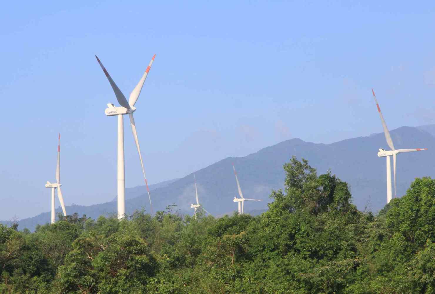 Các trụ tuabin của Nhà máy điện gió Hướng Linh 2.