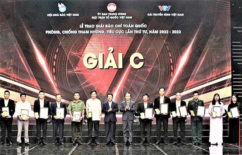 Trao chứng nhận tặng các đại diện tác giả, nhóm tác giả giành giải C, tại Lễ trao giải báo chí toàn quốc phòng, chống tham nhũng, tiêu cực lần thứ tư