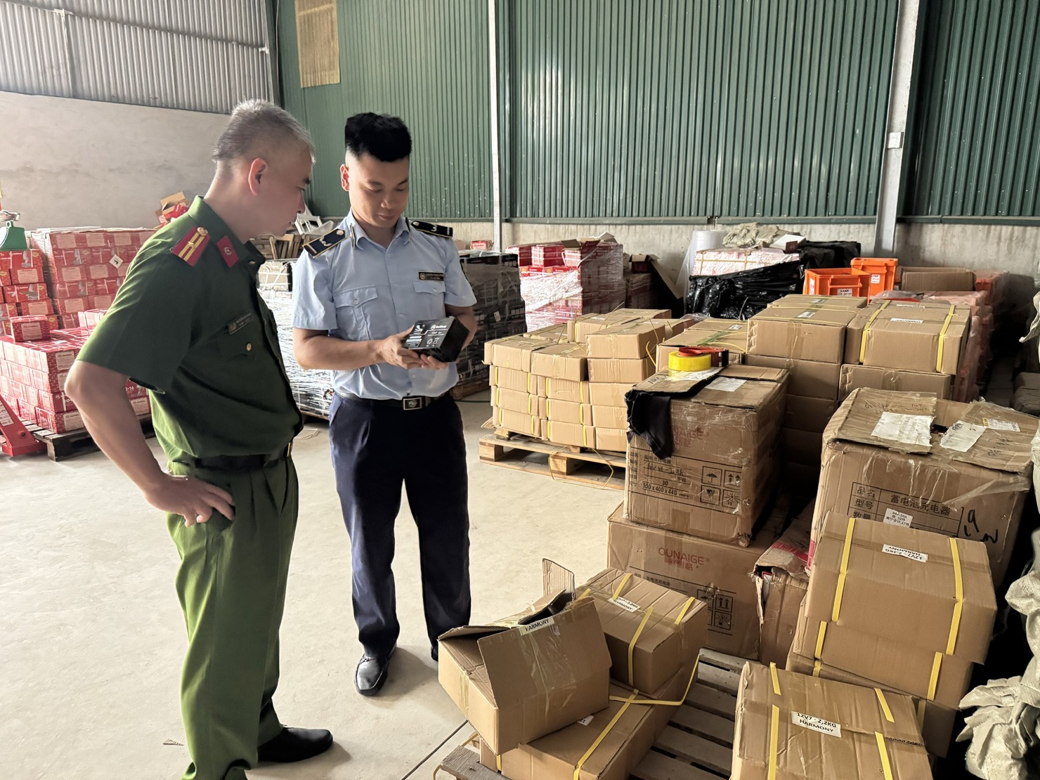 Lực lượng chức năng kiểm tra kho hàng của Công ty TNHH thương mại quốc tế HARMONY Việt Nam.