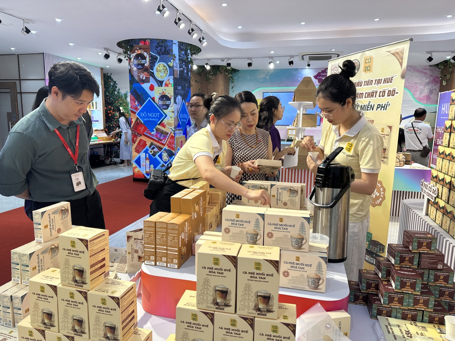 Đặc sản Huế được giới thiệu tại hội nghị. Ảnh: T.H