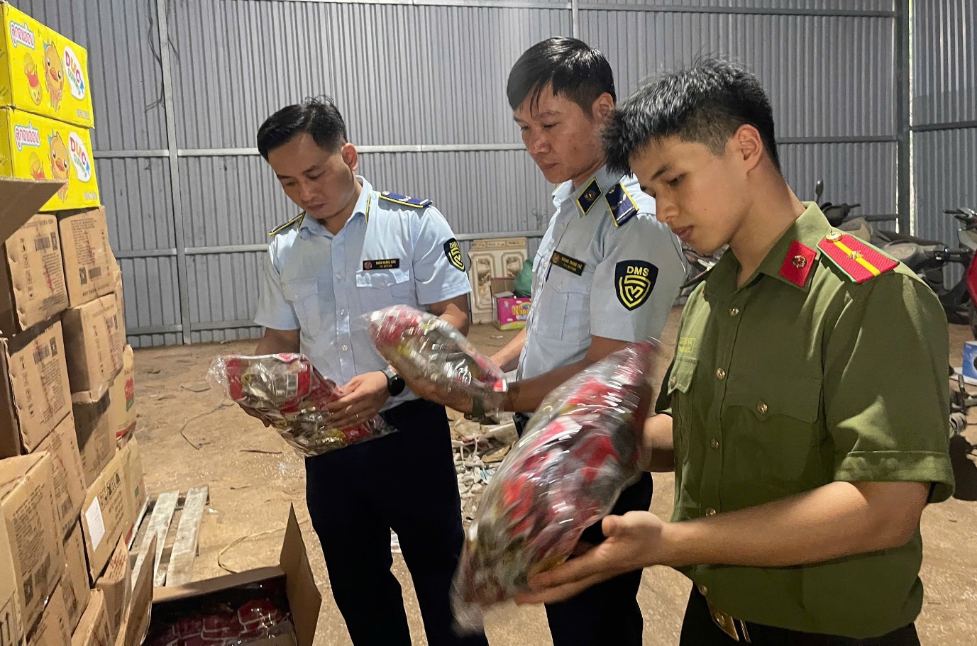 Lực lượng chức năng tỉnh Cao Bằng kiểm tra cơ sở vi phạm.