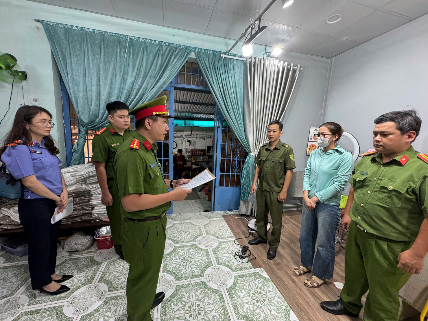 Cơ quan Công an công bố quyết định khởi tố bị can L.T.A. Tuyết để điều tra về tội “Trốn thuế” và “Buôn lậu” đối với hoạt động kinh doanh thương mại điện tử (ngày 05/5/2025).