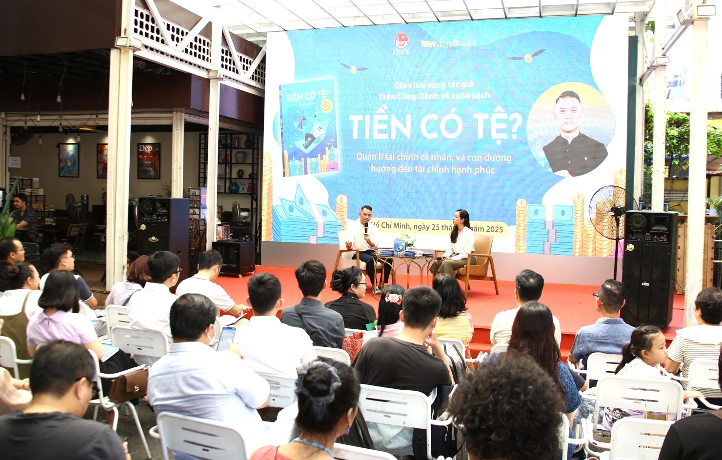 Tác giả Trần Công Danh tại buổi giao lưu với độc giả tại Đường Sách TP. Hồ Chí Minh sáng 25/5/2025.