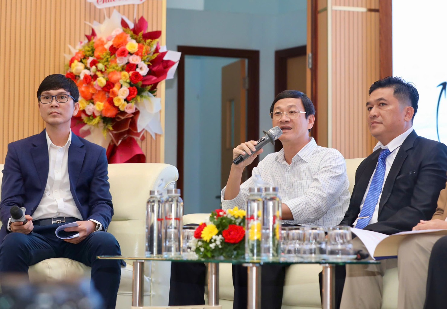Diễn giả thảo luận về các giải pháp chống thuốc giả tại hội thảo. Ảnh: Phạm Thọ
