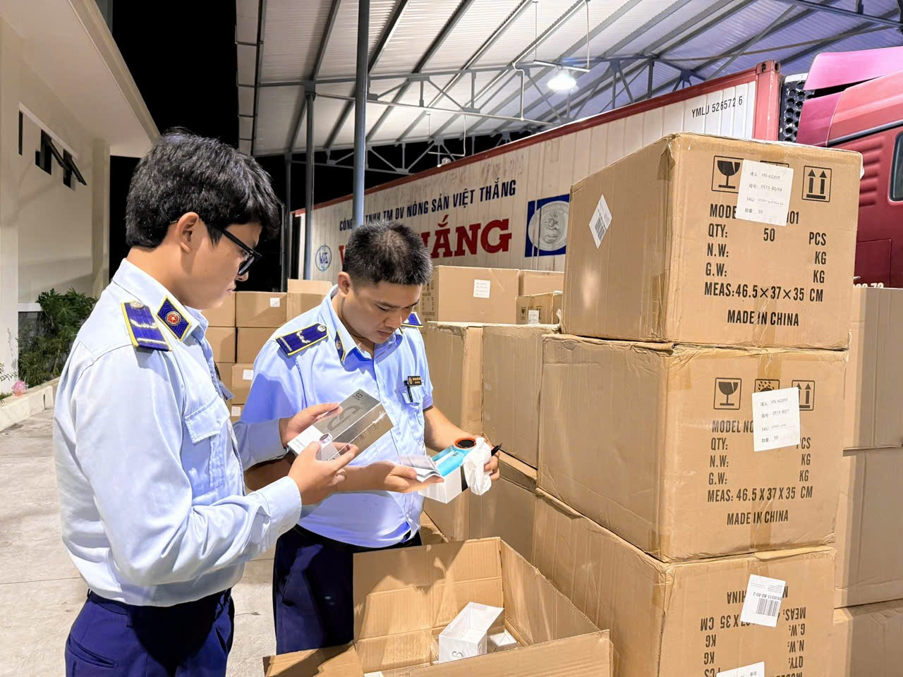 Lực lượng chức năng kiểm tra hàng hóa có dấu hiệu vi phạm.
