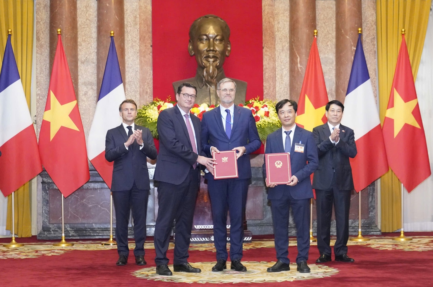 Airbus Defence and Space, CNES và VAST ký Tuyên bố Ý định hợp tác dưới sự chứng kiến ​​của Tổng thống Pháp Emmanuel Macron và Chủ tịch nước Lương Cường.
