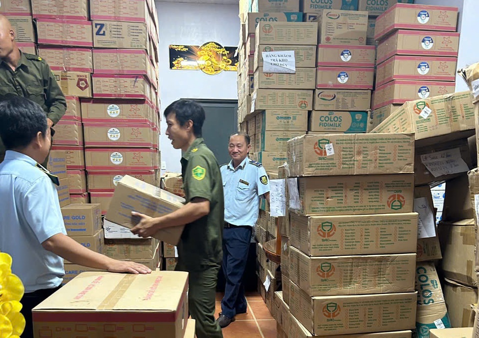 Lực lượng chức năng kiểm tra điểm tập kết hàng hóa vi phạm.
