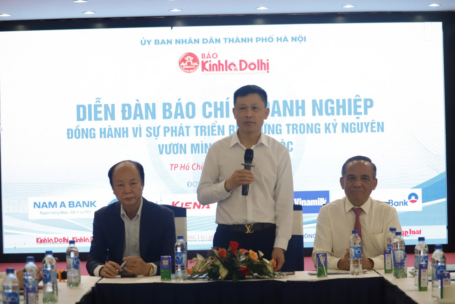 Đoàn đại biểu chủ trì, điều hành Diễn đàn "“Báo chí đồng hành cùng doanh nghiệp vì sự phát triển bền vững trong kỷ nguyên vươn mình của dân tộc”