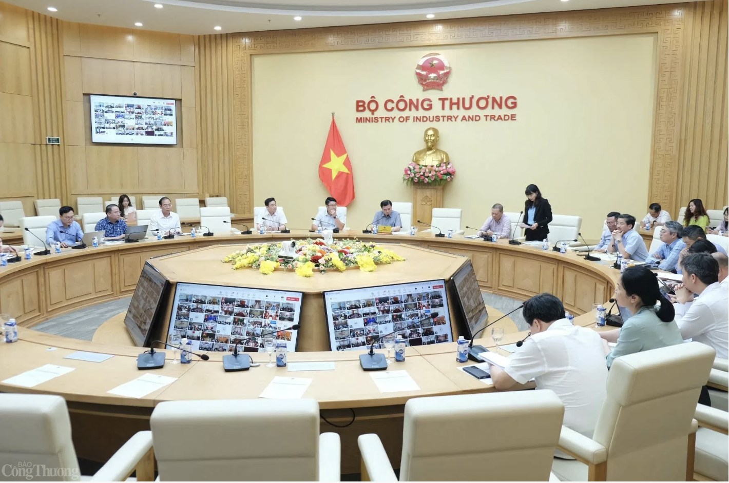 Hội nghị lấy ý kiến về phân cấp, phân quyền trong lĩnh vực công nghiệp và thương mại.