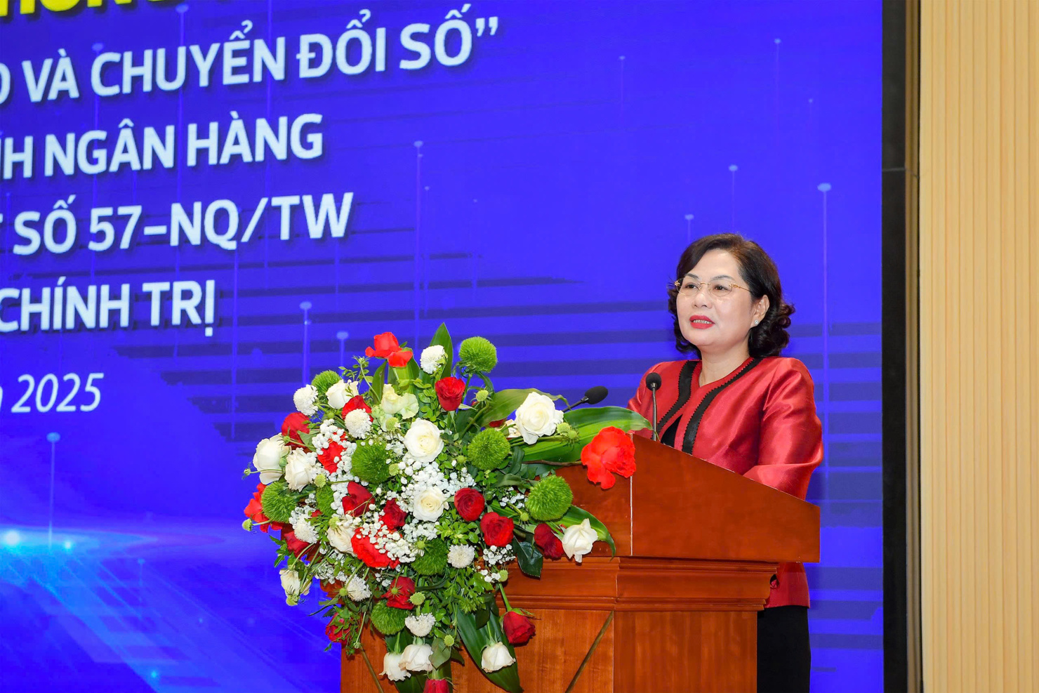 Thống đốc NHNN Nguyễn Thị Hồng nhấn mạnh việc quán triệt nội dung, tinh thần tại Nghị quyết 57-NQ/TW và chỉ đạo của Chính phủ, Thủ tướng Chính phủ, phải “đổi mới mạnh mẽ, quyết liệt, đồng bộ và nhất quán". Ảnh: HG