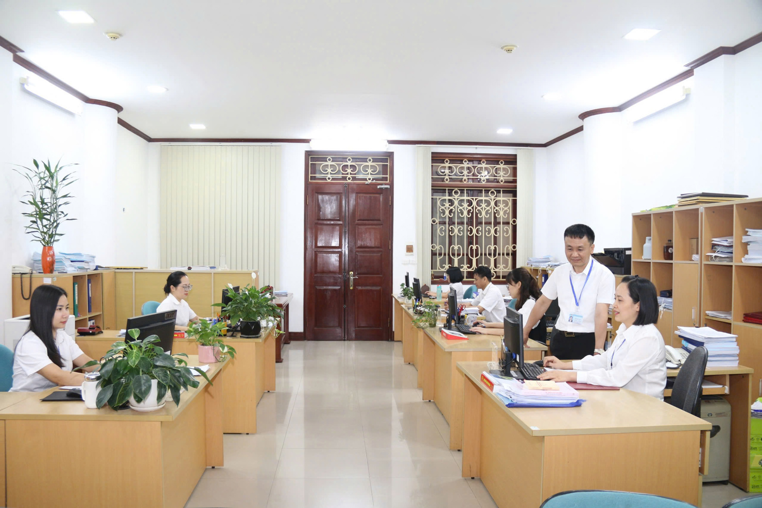Trưởng phòng Tổ chức - Hành chính KBNN khu vực VII Nguyễn Thanh Tùng (người đứng) thường xuyên trao đổi nghiệp vụ với công chức trong đơn vị.