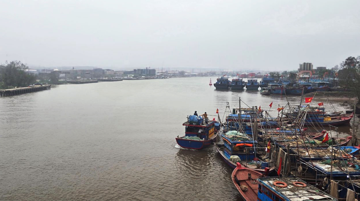 Tàu cá neo đậu trên sông Diêm Hộ, Diêm Điền (Thái Thụy, Thái Bình). Ảnh: Trung Du