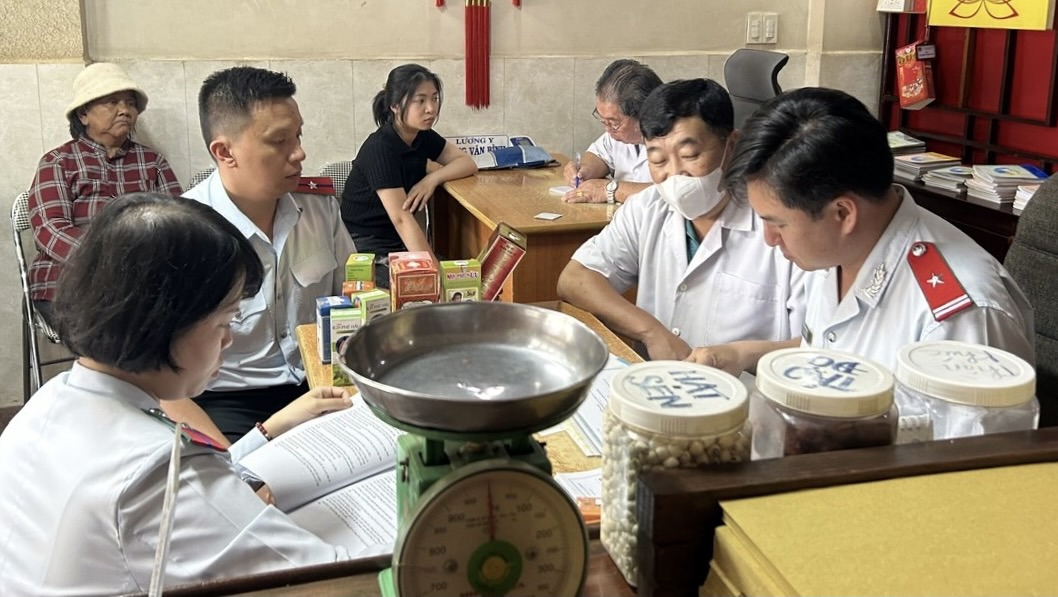 Thanh tra Sở Y tế tỉnh Lâm Đồng kiểm tra tại một cơ sở hành nghề y học cổ truyền