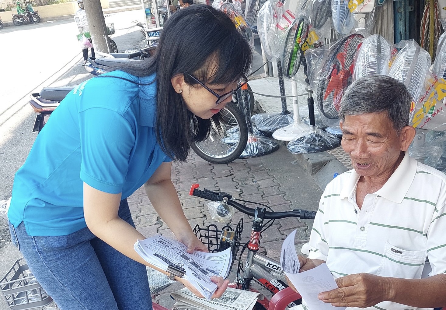 BHXH khu vực IV tuyên tuyền chính sách BHXH, BHYT xuống từng hộ dân
